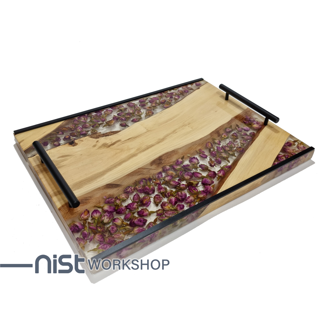 سینی چوبی دست‌ساز از چوب انجیر و رزین شفاف با گل خشک شده طبیعی ، دارای دستگیره فلزی مشکی و طراحی مدرن.