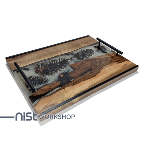 سینی چوبی دستساز از چوب گردو و رزین شفاف با میوه کاج خشک شده طبیعی ، دارای دستگیره فلزی مشکی و طراحی مدرن.