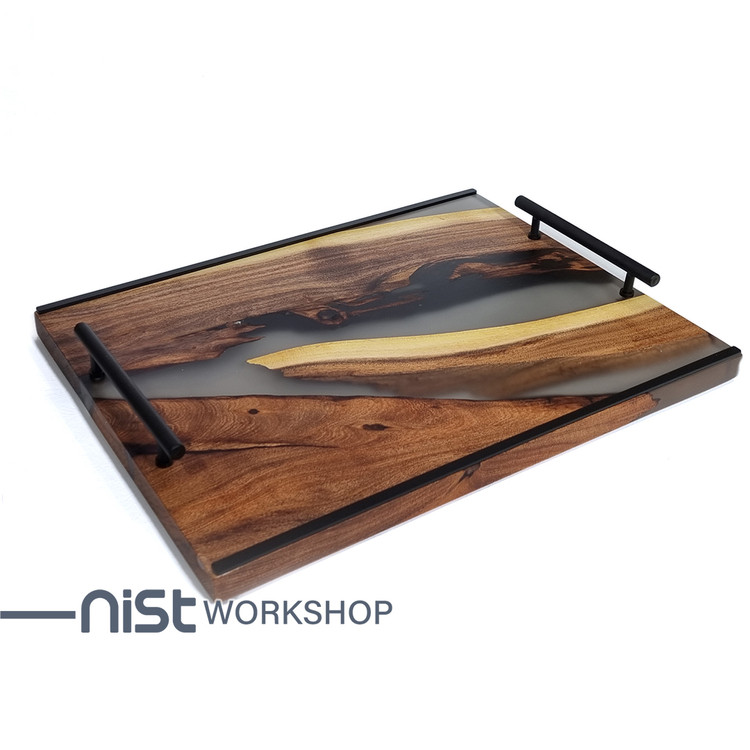 سینی چوبی دستساز از چوب کهور و رزین دودی ، دارای دستگیره فلزی مشکی و طراحی مدرن.