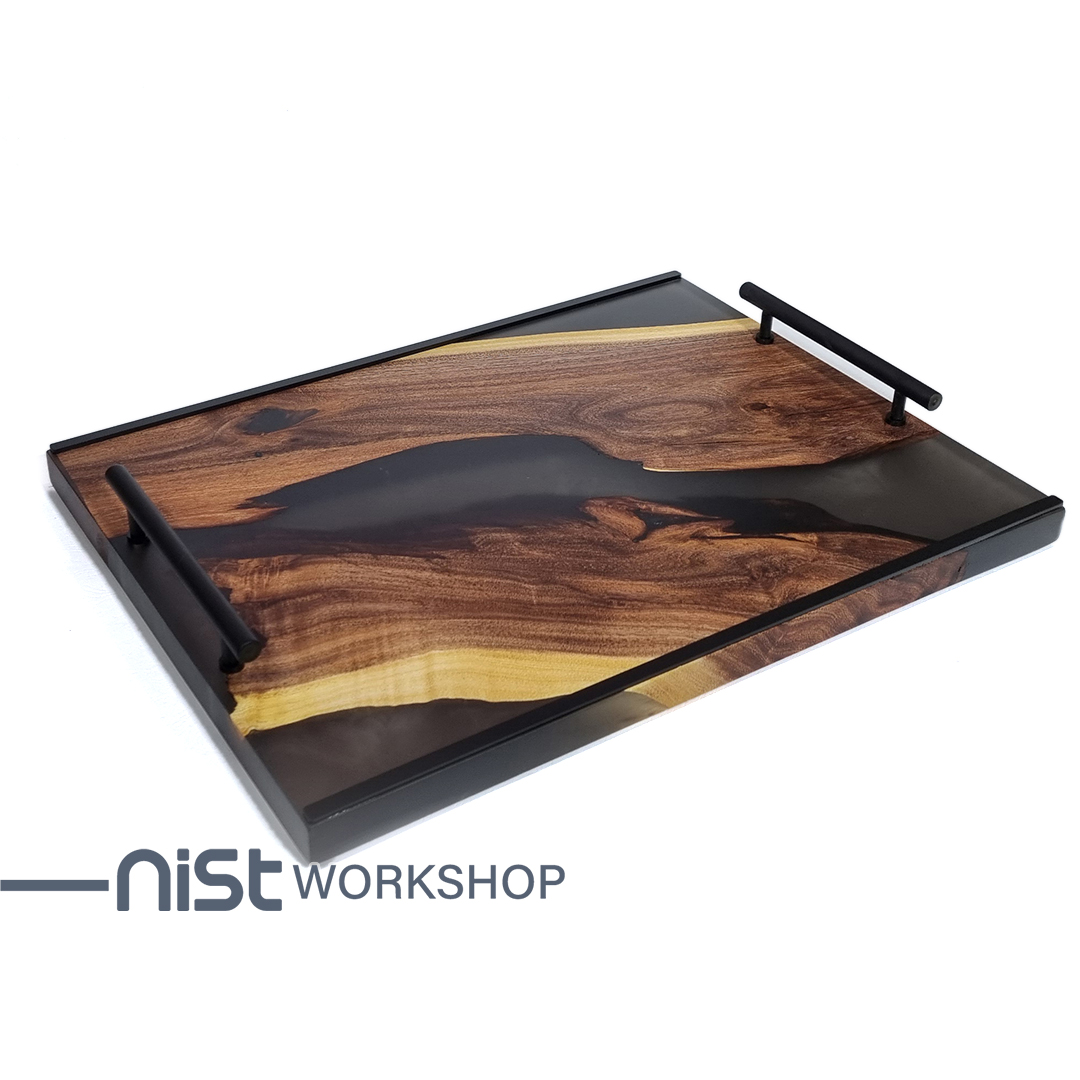 سینی چوبی دست‌ساز از چوب کهور و رزین دودی ، دارای دستگیره فلزی مشکی و طراحی مدرن.