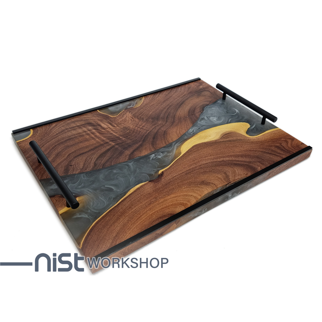 سینی چوبی دست‌ساز از چوب کهور و رزین دودی ، دارای دستگیره فلزی مشکی و طراحی مدرن.