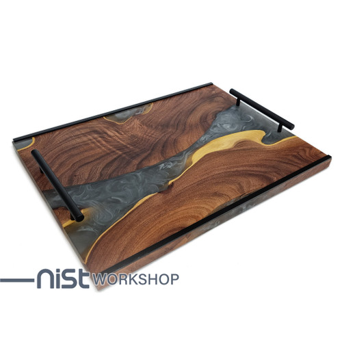 سینی چوبی دستساز از چوب کهور و رزین دودی ، دارای دستگیره فلزی مشکی و طراحی مدرن.