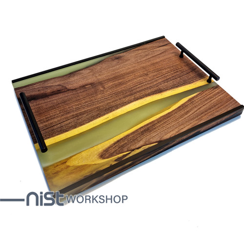 سینی چوبی دستساز از چوب کهور و رزین زیتونی، دارای دستگیره فلزی مشکی و طراحی مدرن.